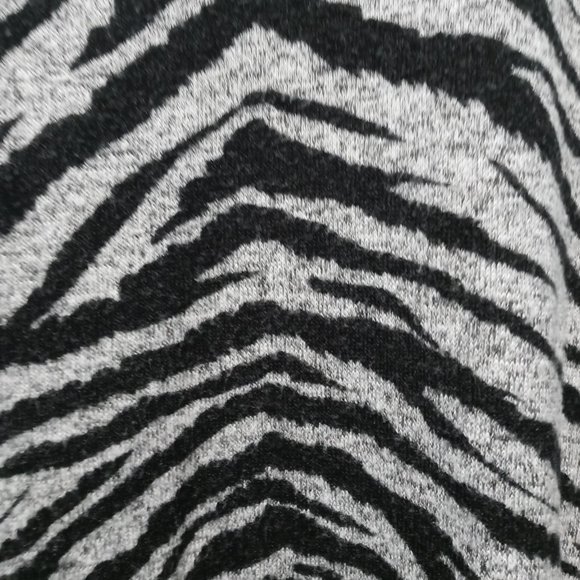 Torrid Plus Size Super Soft Plush Zebra Print Sweater 3/4 Sleeve Size 2 - Picture 6 of 7